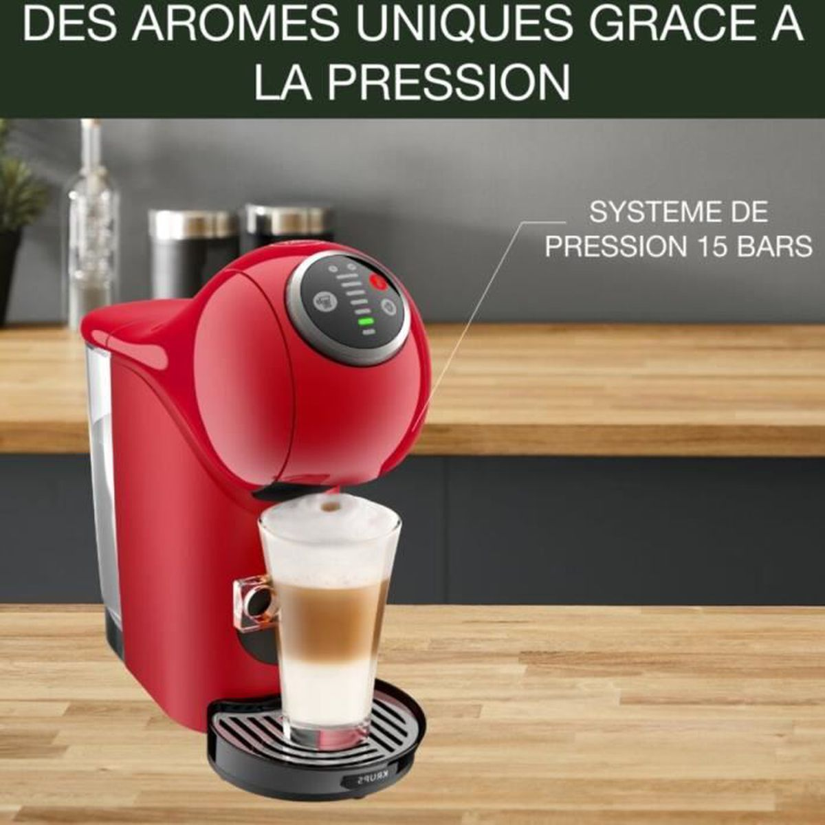 Macchina per caffè rossa, un bicchiere di latte. Sfondo di superficie in legno.