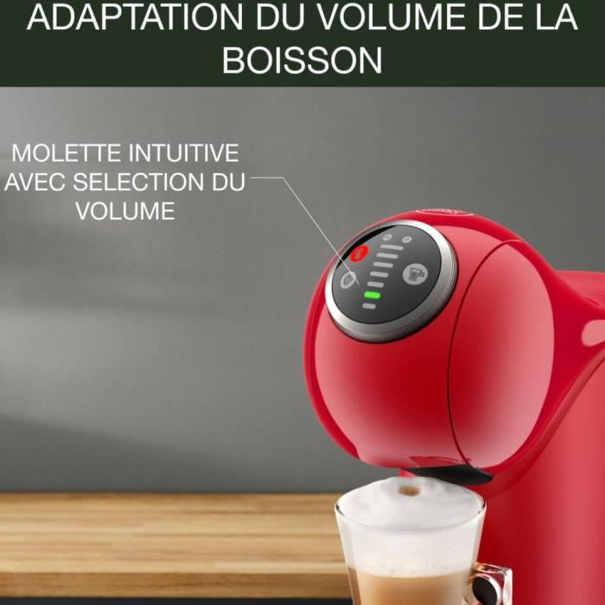 Una macchina per il caffè rossa con un bicchiere di caffè, un muro grigio sullo sfondo.