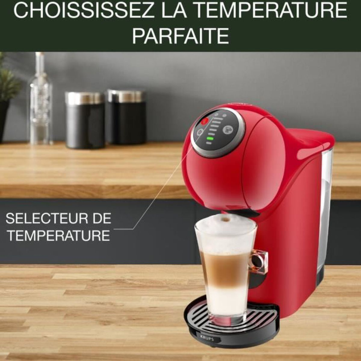 Macchina per caffè rossa con latte, testo in francese, tavolo in legno.