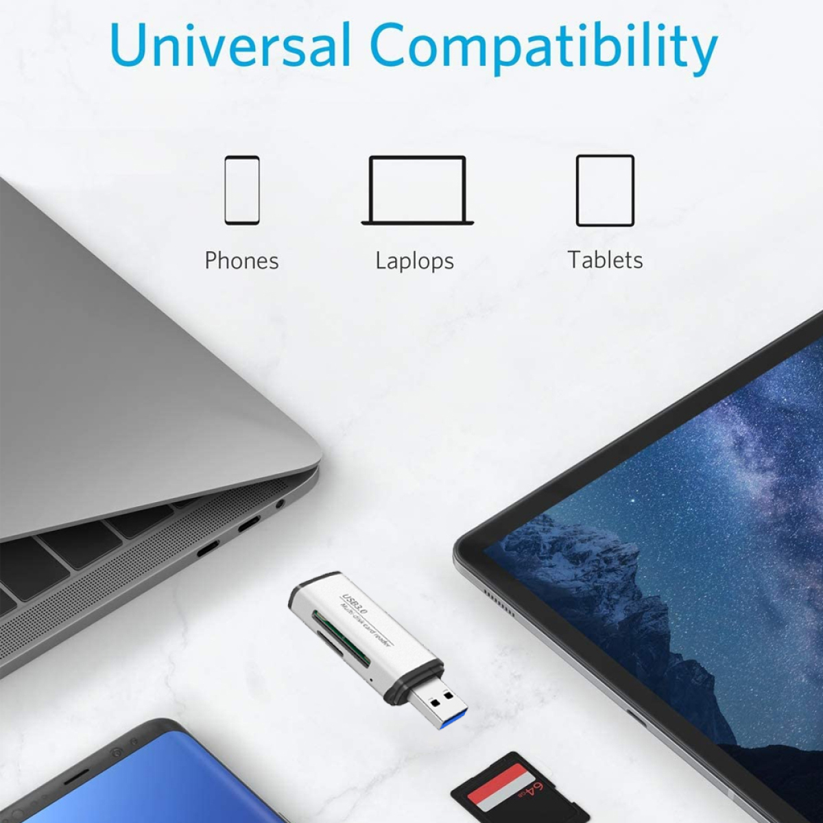 Ein weißer und silberner Kartenleser neben einem Laptop, Tablet und Telefon.