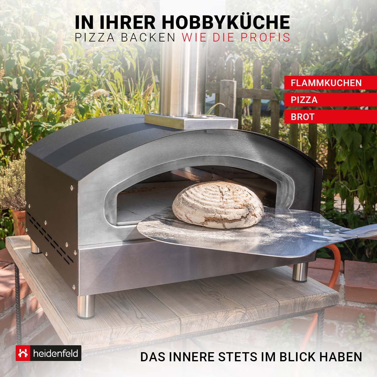 Pizzaofen im Freien mit Pizza, Text auf Deutsch, Ziegel- und Holzoberfläche.