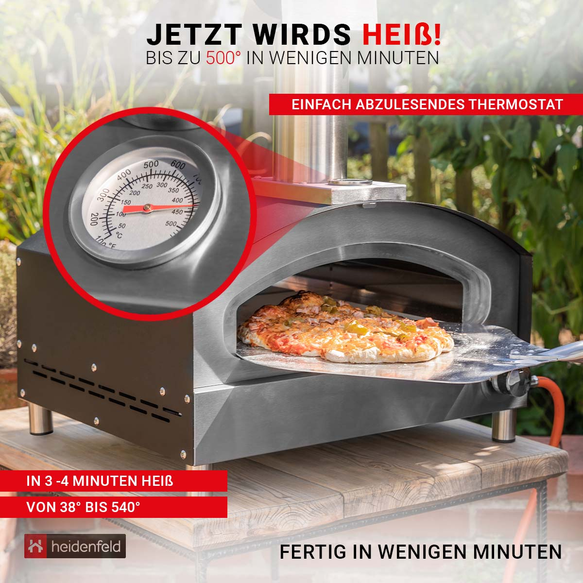 Pizza in einem Ofen im Freien mit einem Thermometer oben drauf.