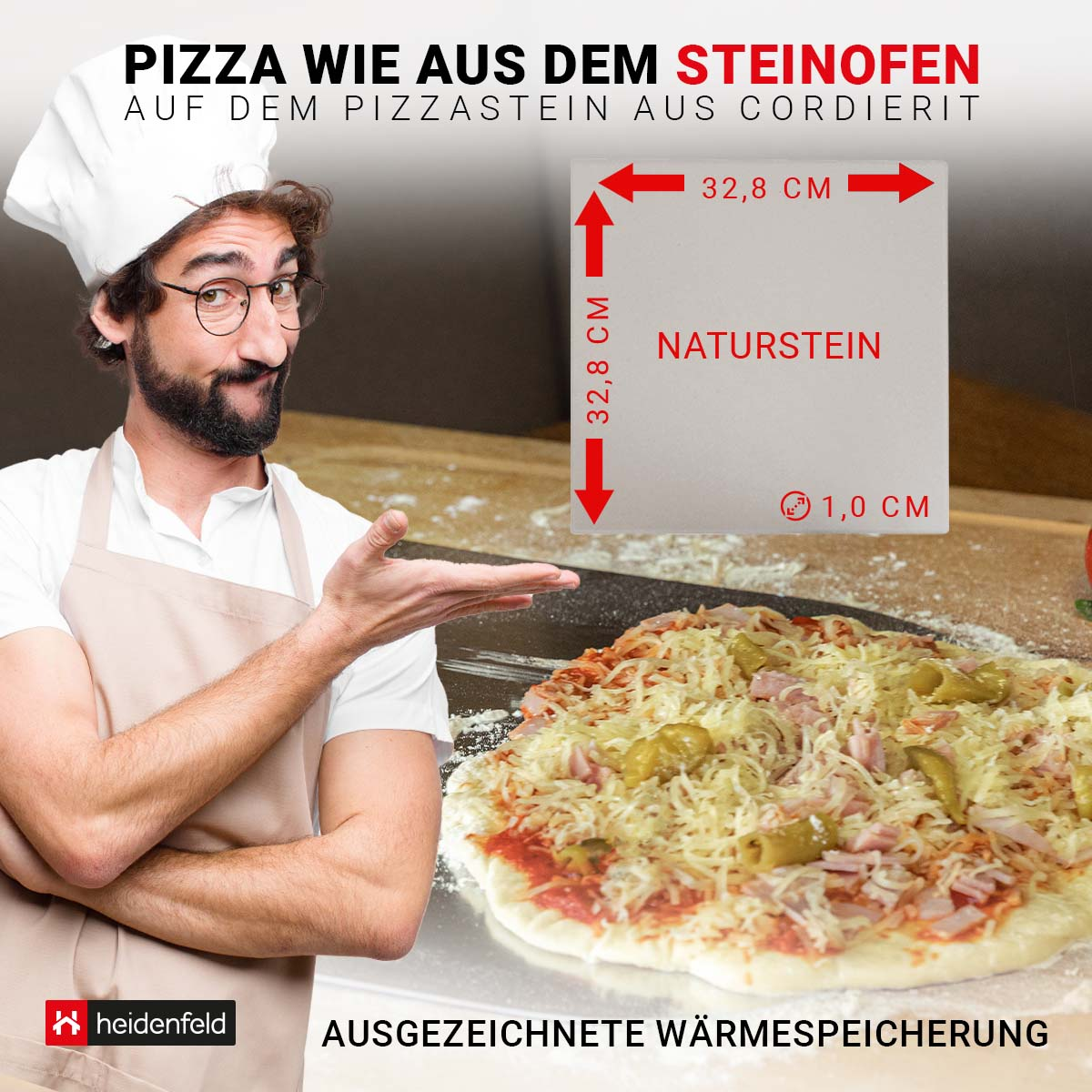 Eine Pizza mit Belag auf einem Stein, mit einem Koch, der darauf zeigt.