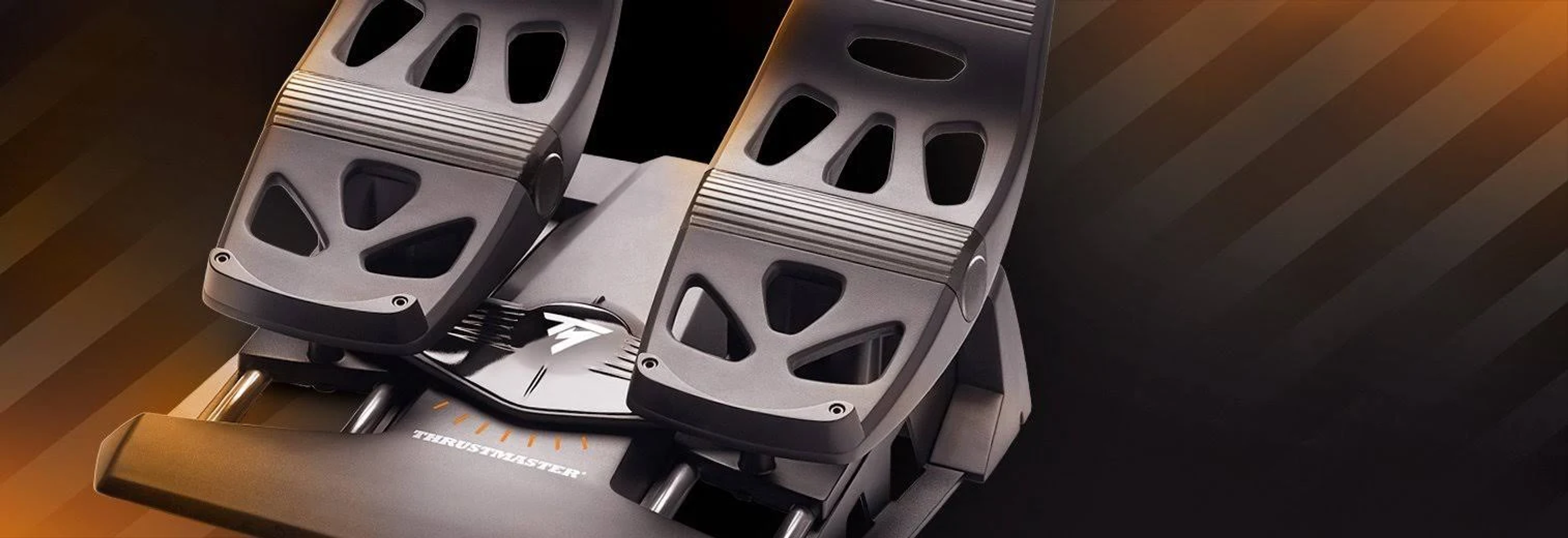 Schwarz-graues Thrustmaster Flugsimulator-Ruderpedal-Set vor dunklem Hintergrund.