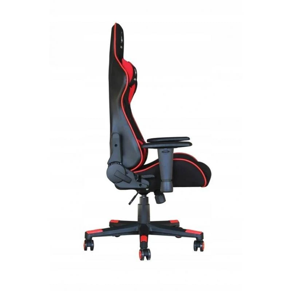 Seitenansicht eines schwarz-roten Gaming-Stuhls. Schwarze Basis. Weißer Hintergrund.