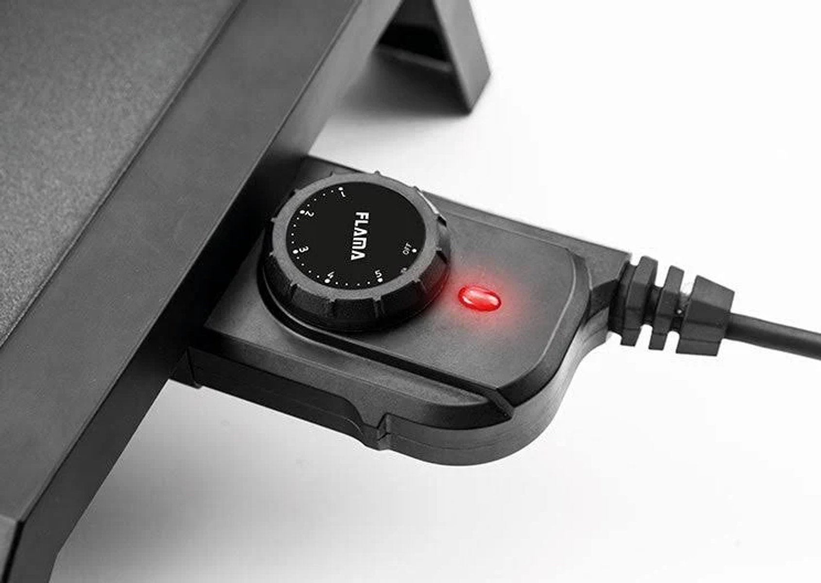 Panel de control de plancha eléctrica negra con dial, marca Flama, luz roja.