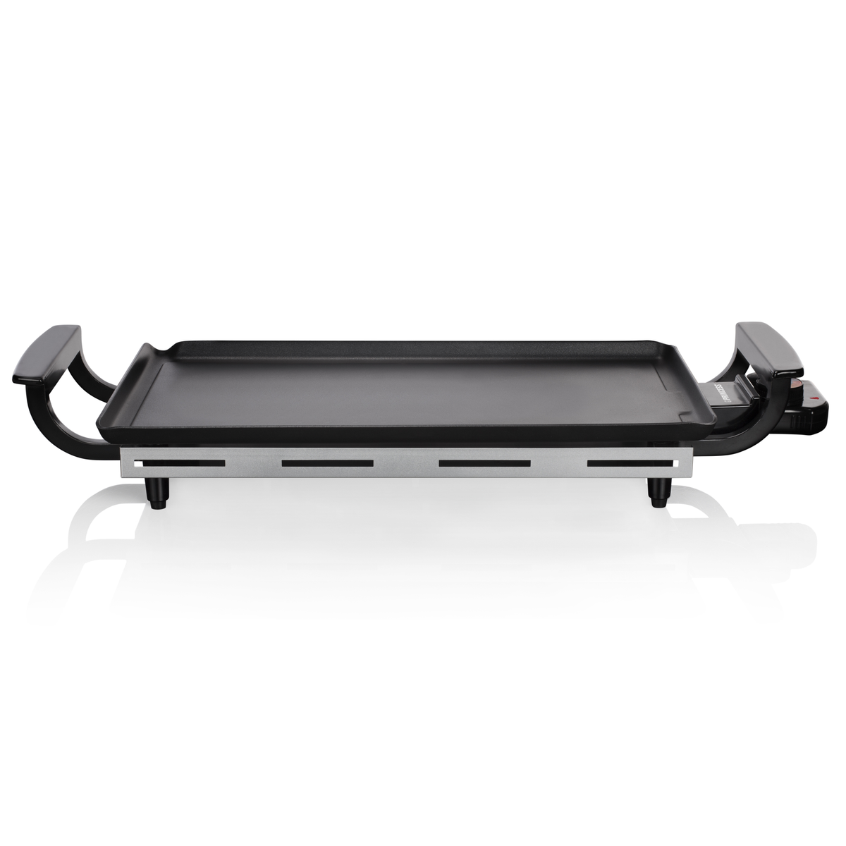 Plancha eléctrica negra con asas. Fondo blanco.