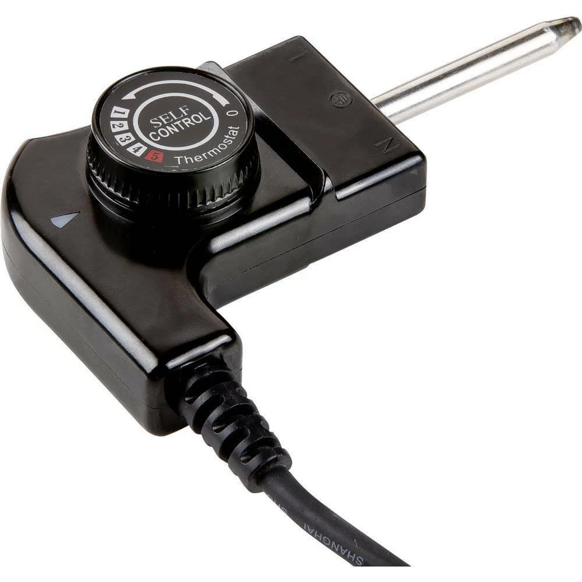 Un termostato negro con dial y sonda metálica, sobre fondo blanco.