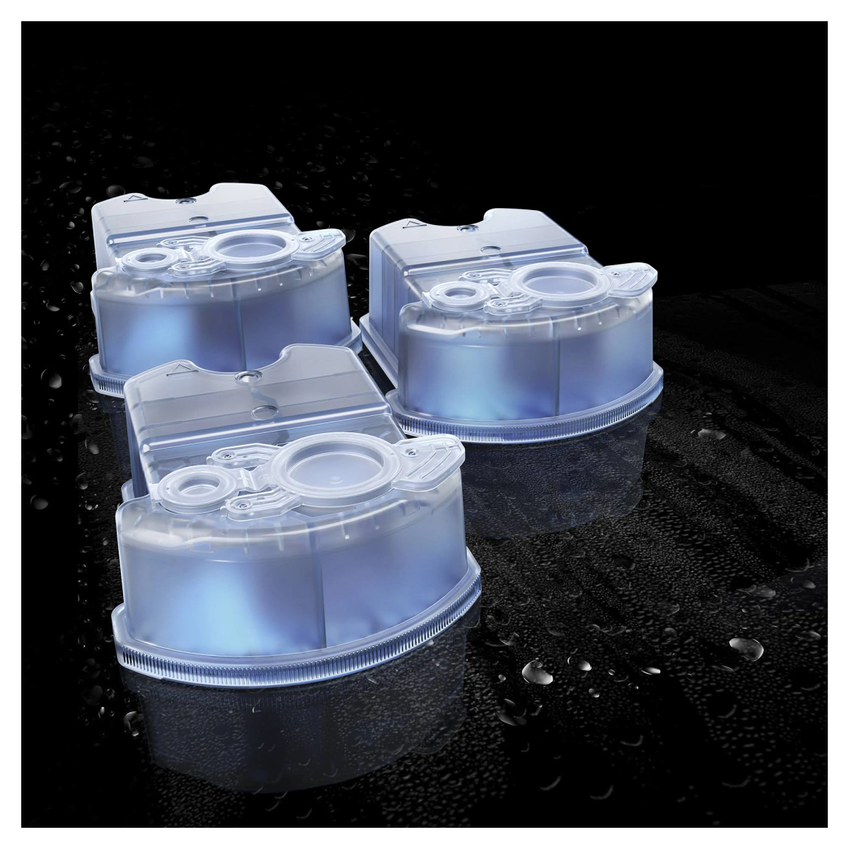 Trzy przezroczyste, wypełnione niebieskim wodą wkłady filtracyjne. Mają przezroczysty design.