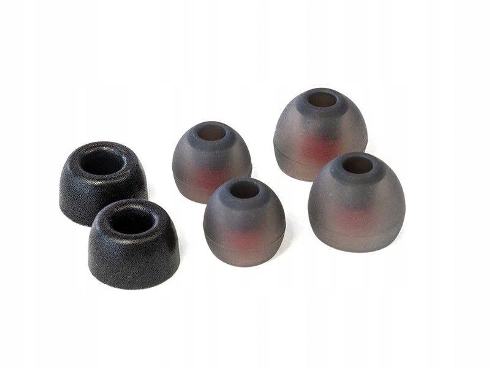 Sześć wkładek dousznych w różnych rozmiarach. Są szare i czarne.