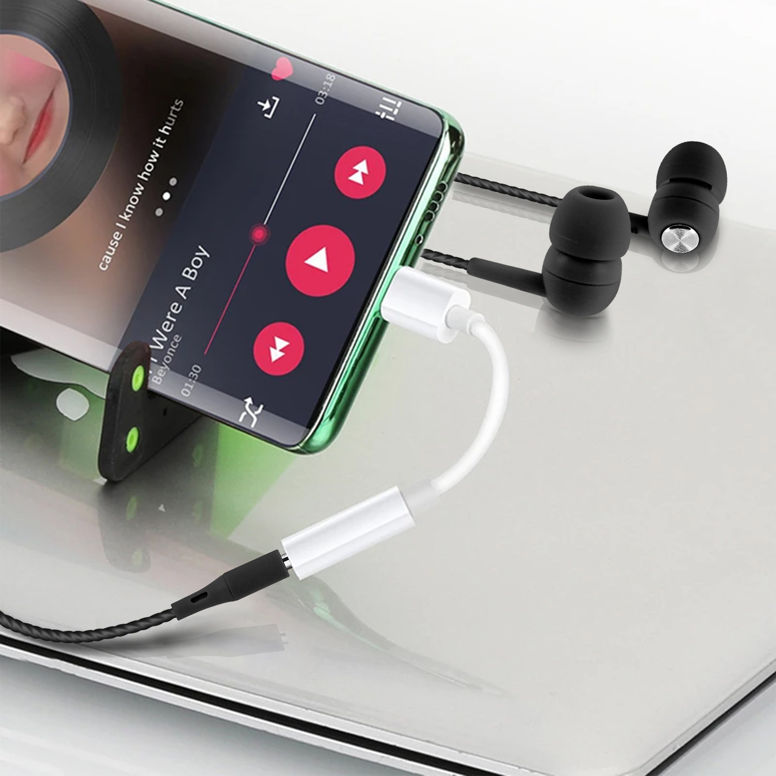 Smartphone con cuffie collegate. Il telefono mostra un'app musicale.