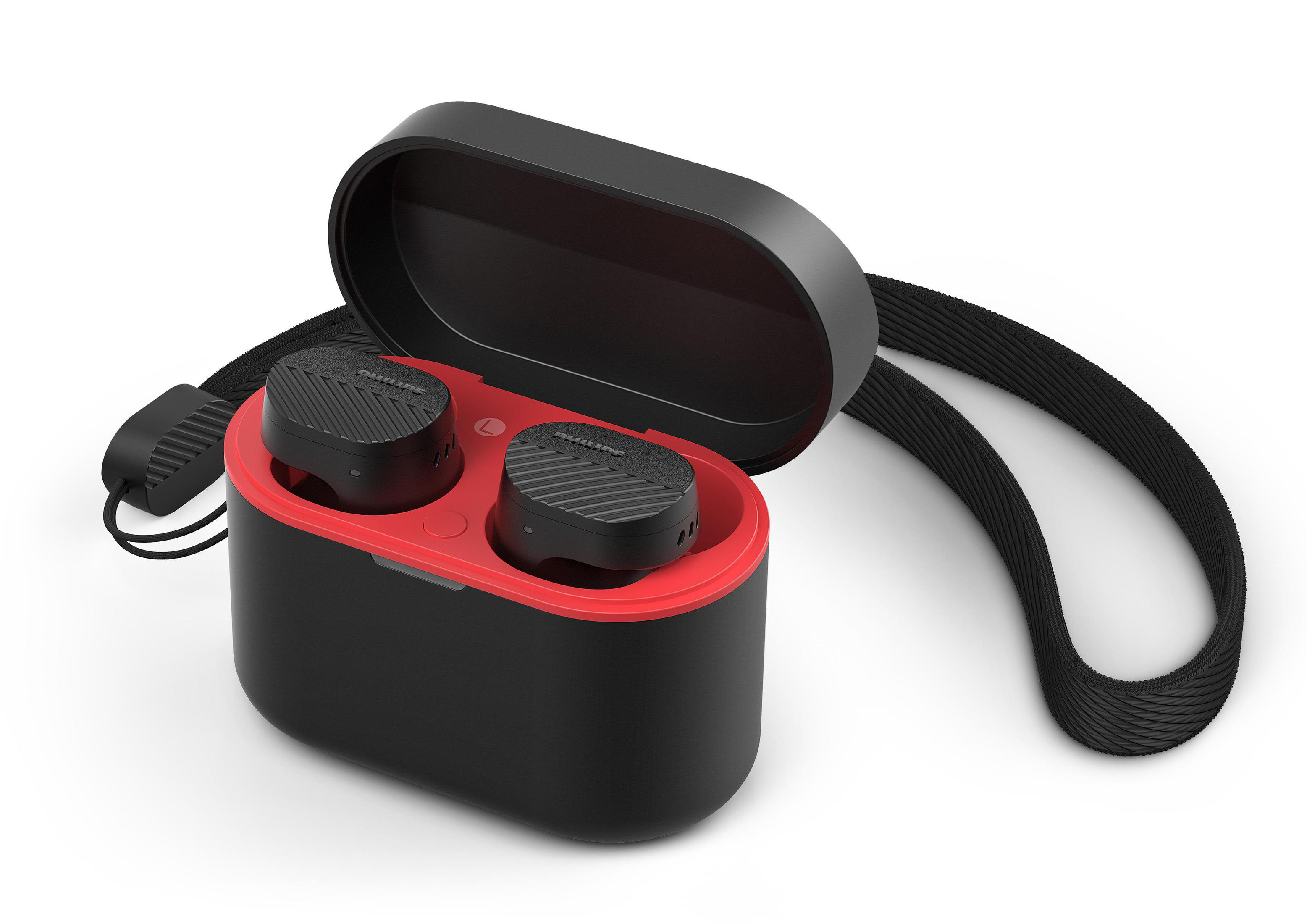 Czarny i czerwony futerał na słuchawki z wkładkami dousznymi. Białe tło, widok z góry.