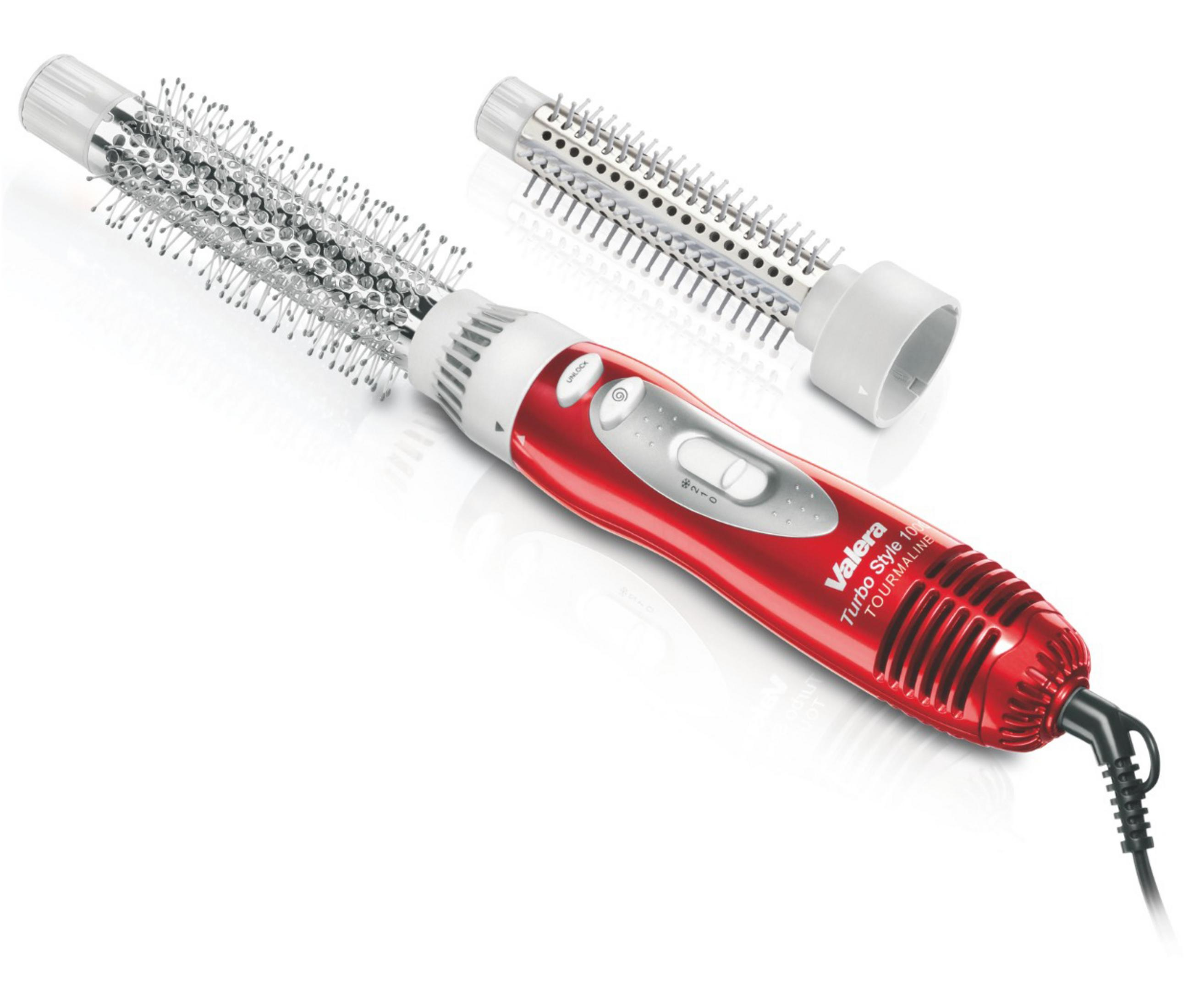 Czerwona i srebrna szczotka do stylizacji włosów z czarnym przewodem, na białej powierzchni.