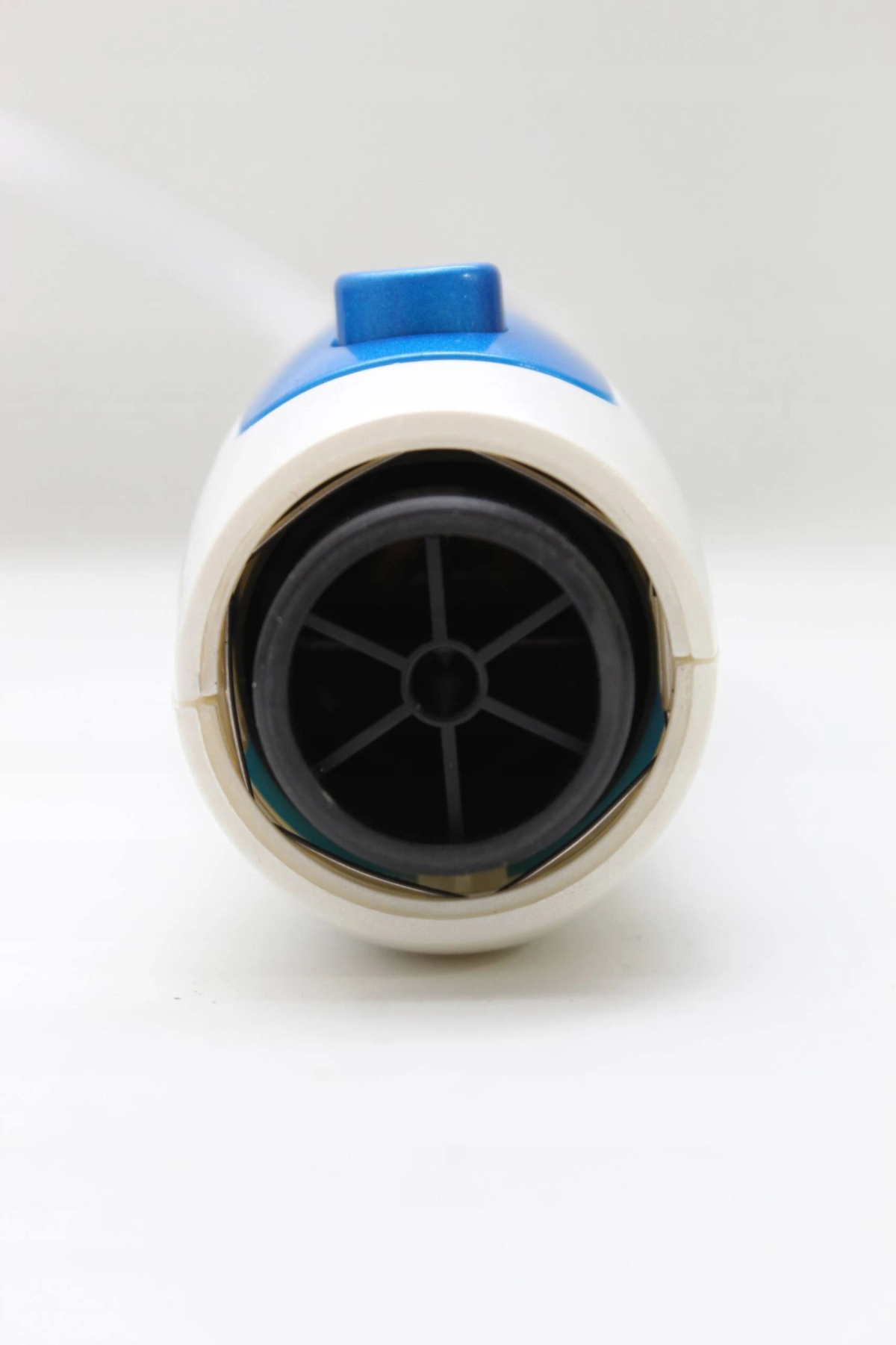 Biało-niebieskie urządzenie z czarnym środkiem. Wygląda jak część maszyny.