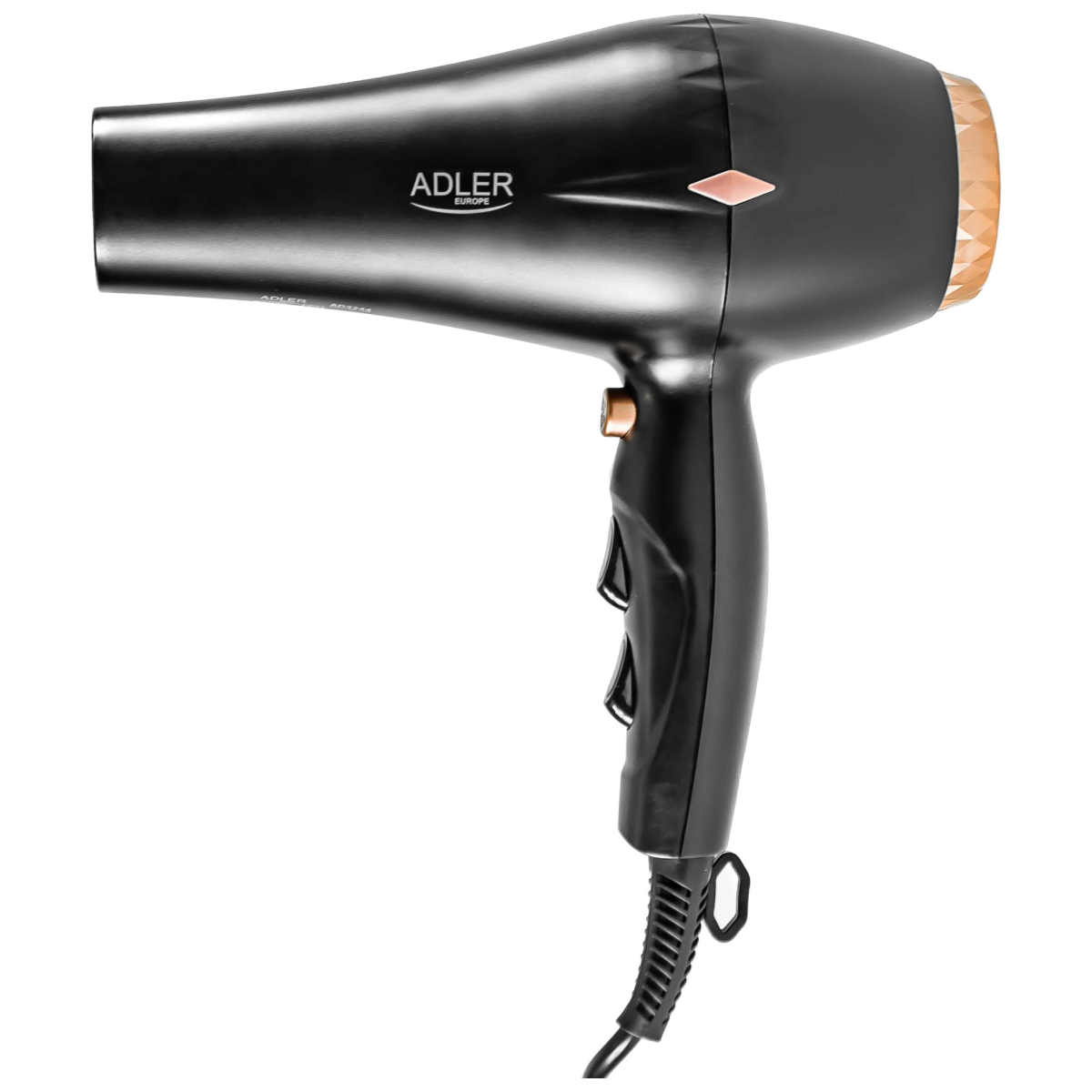 Czarna suszarka do włosów ze złotą dyszą i czarnym kablem, na białym tle.