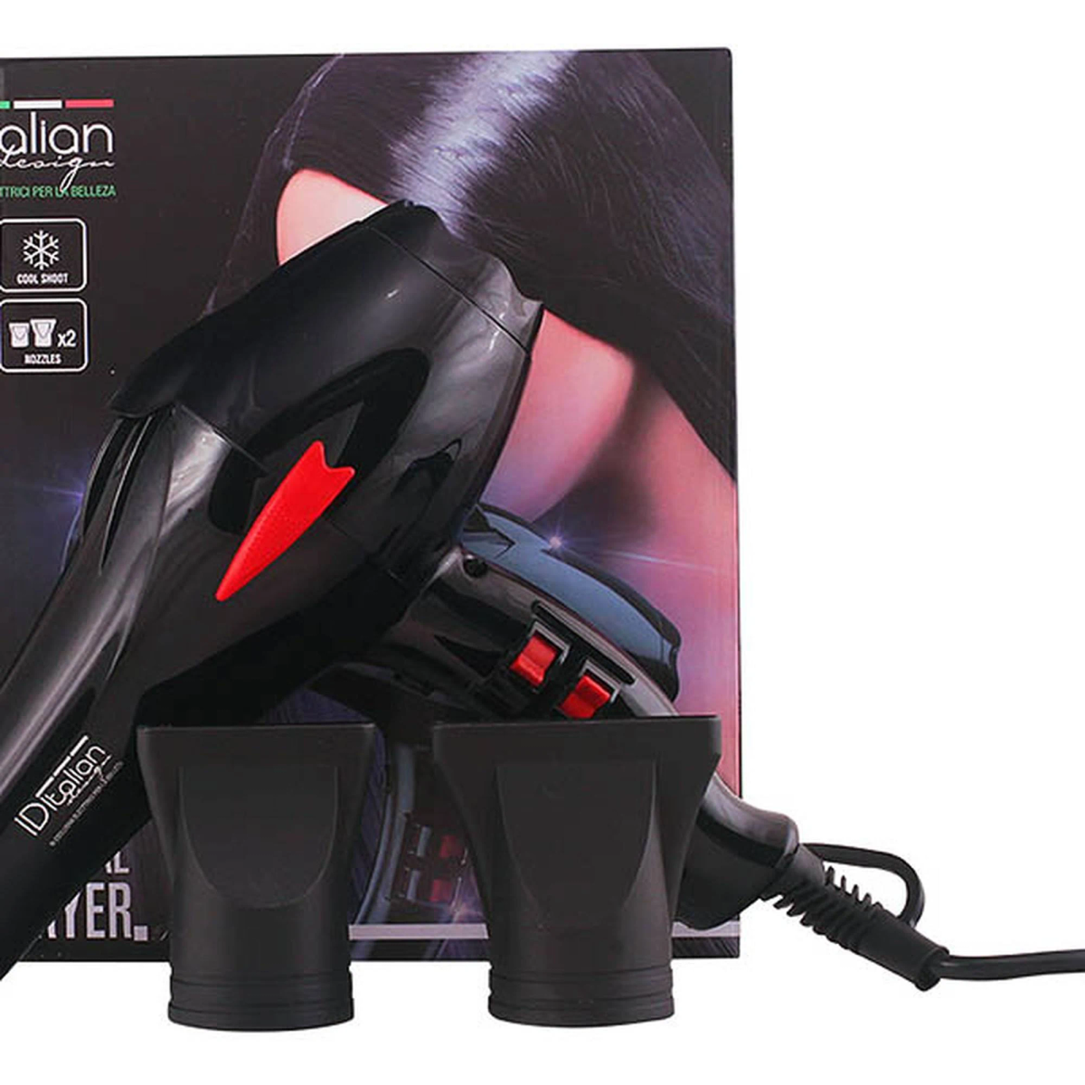 Czarna suszarka do włosów z czerwonymi akcentami i dwiema dyszami. Pudełko przedstawia kobietę. Białe tło.