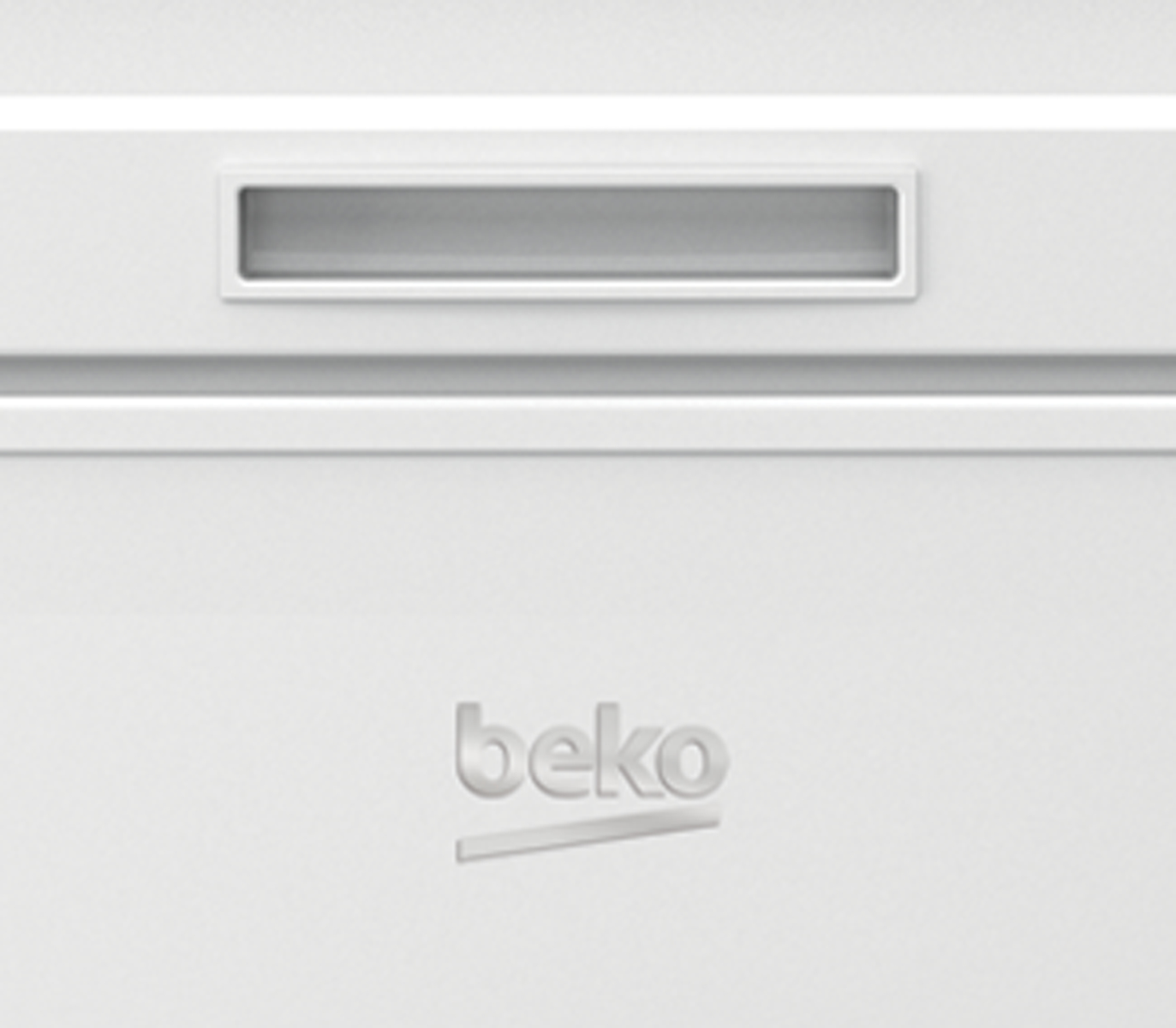 Porta del frigorifero bianca con logo Beko e maniglia incassata.
