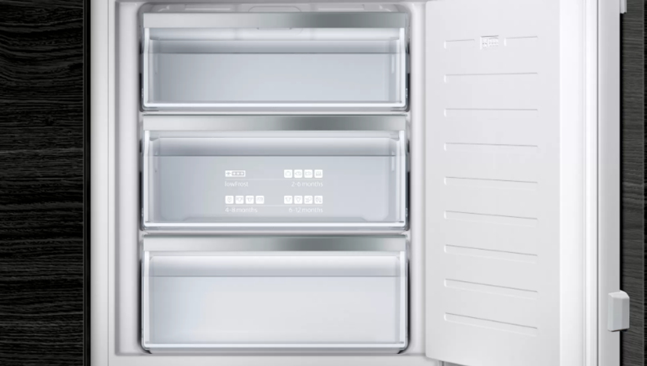 Kühlschrank mit offener Tür. Drei Schubladen sind sichtbar, mit Etiketten für Lagerzeiten.