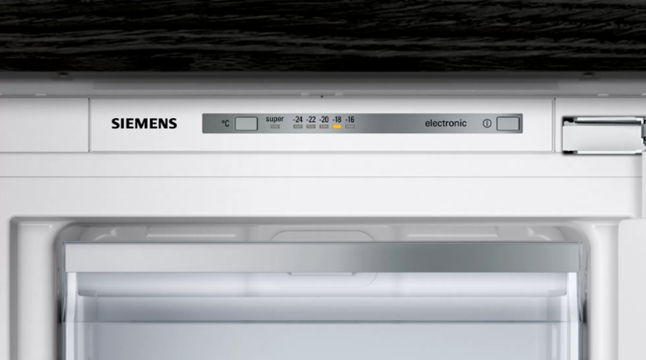Nahaufnahme eines Siemens-Kühlschrank-Bedienfelds. Es zeigt Temperatureinstellungen und ein Logo.