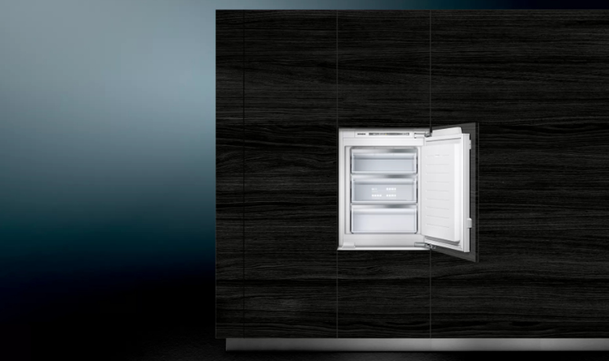 Ein eingebauter Kühlschrank mit offener Tür, der Regale und das Innere zeigt.