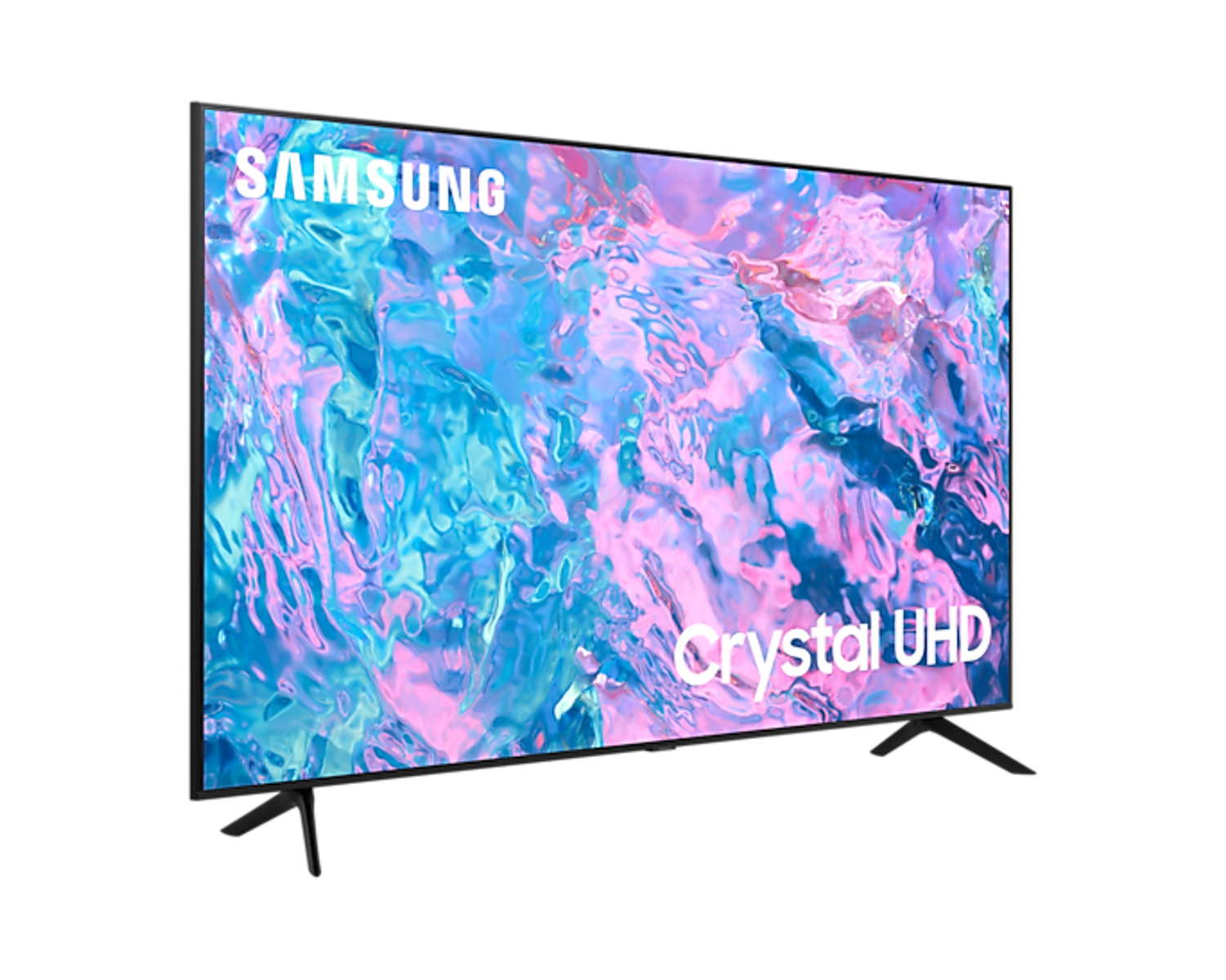 Un televisor Samsung Crystal UHD sobre un fondo blanco, con patas negras.
