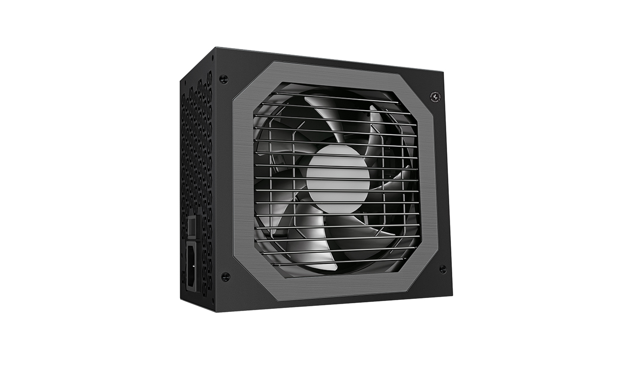Zwarte computer voeding met een ventilator en rooster. Schuine weergave op witte achtergrond.