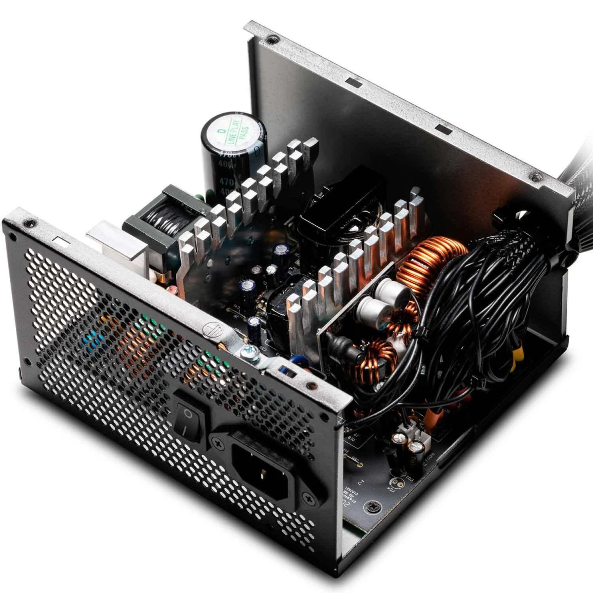 Otwarty zasilacz komputera z widocznymi elementami wewnętrznymi. Widoczne przewody i obwody.