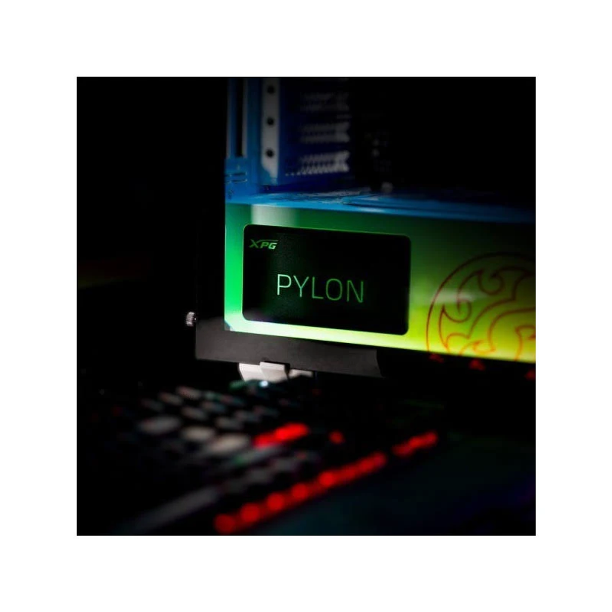 Obudowa komputera z neonową etykietą z napisem 'PYLON'.