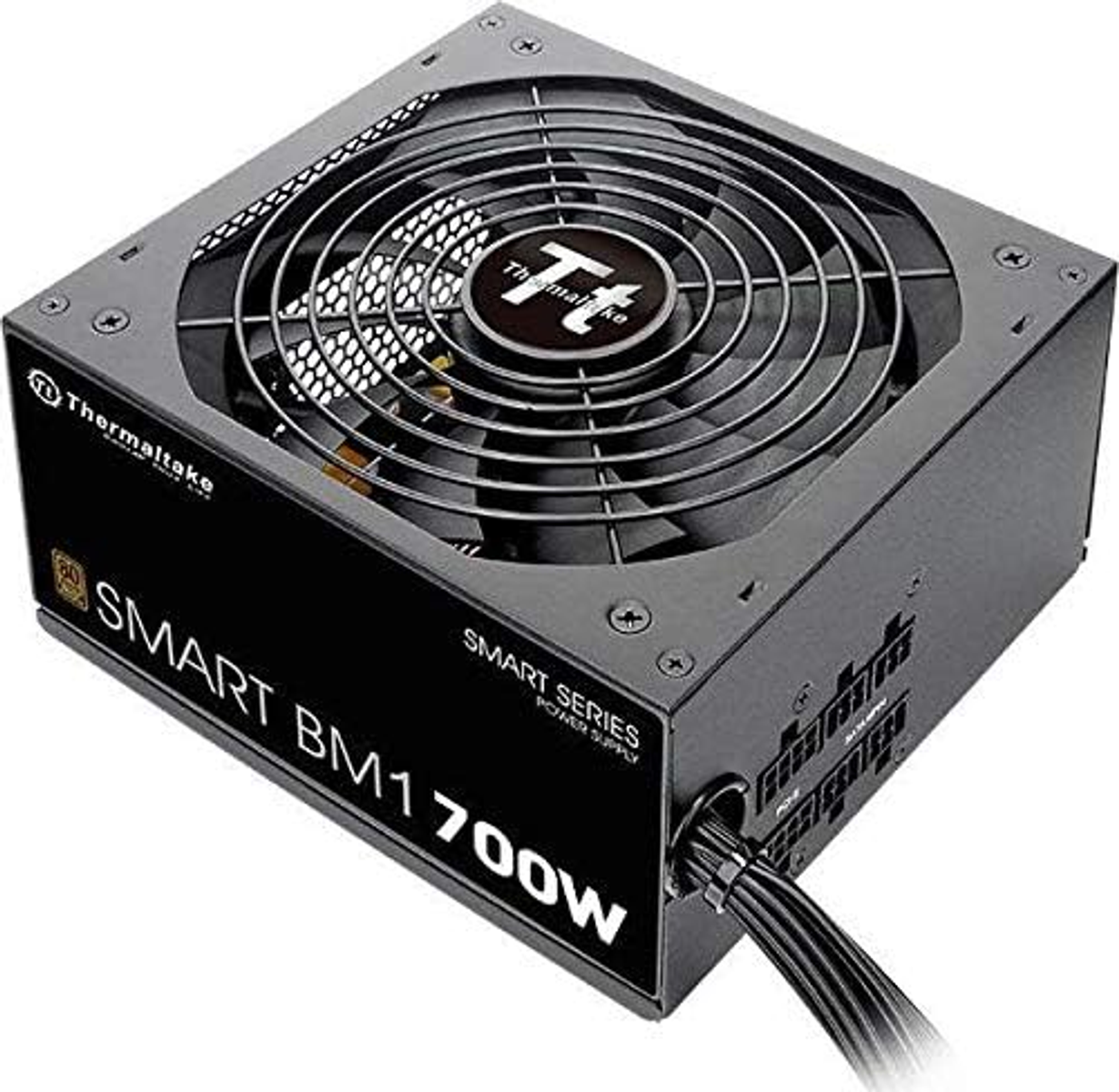 Alimentatore Thermaltake nero, con ventola e marchio, su sfondo bianco.