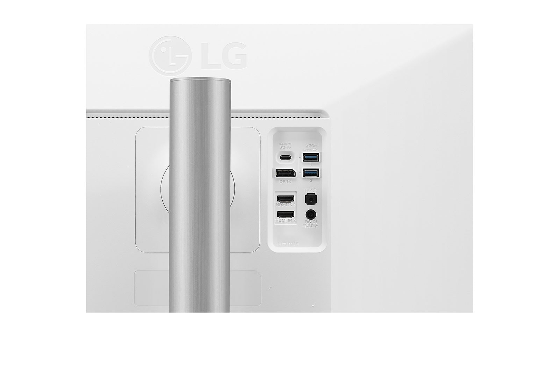 Tył białego monitora z portami USB, HDMI i innymi połączeniami.