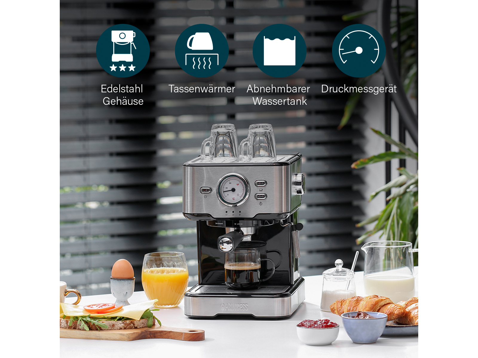 Espressomaschine mit Frühstückszutaten und Textsymbolen oben.