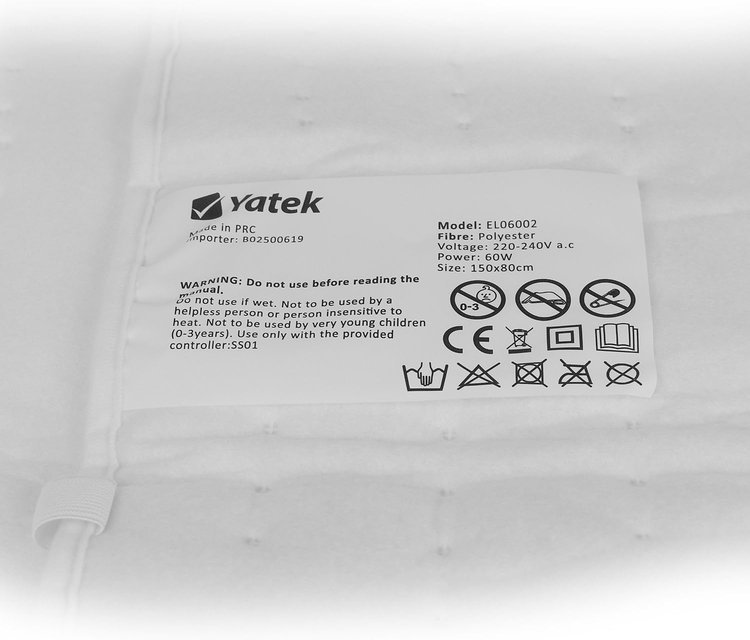 Ein weißes Etikett mit Text und Symbolen, einschließlich Warnhinweisen und elektrischen Sicherheitssymbolen.