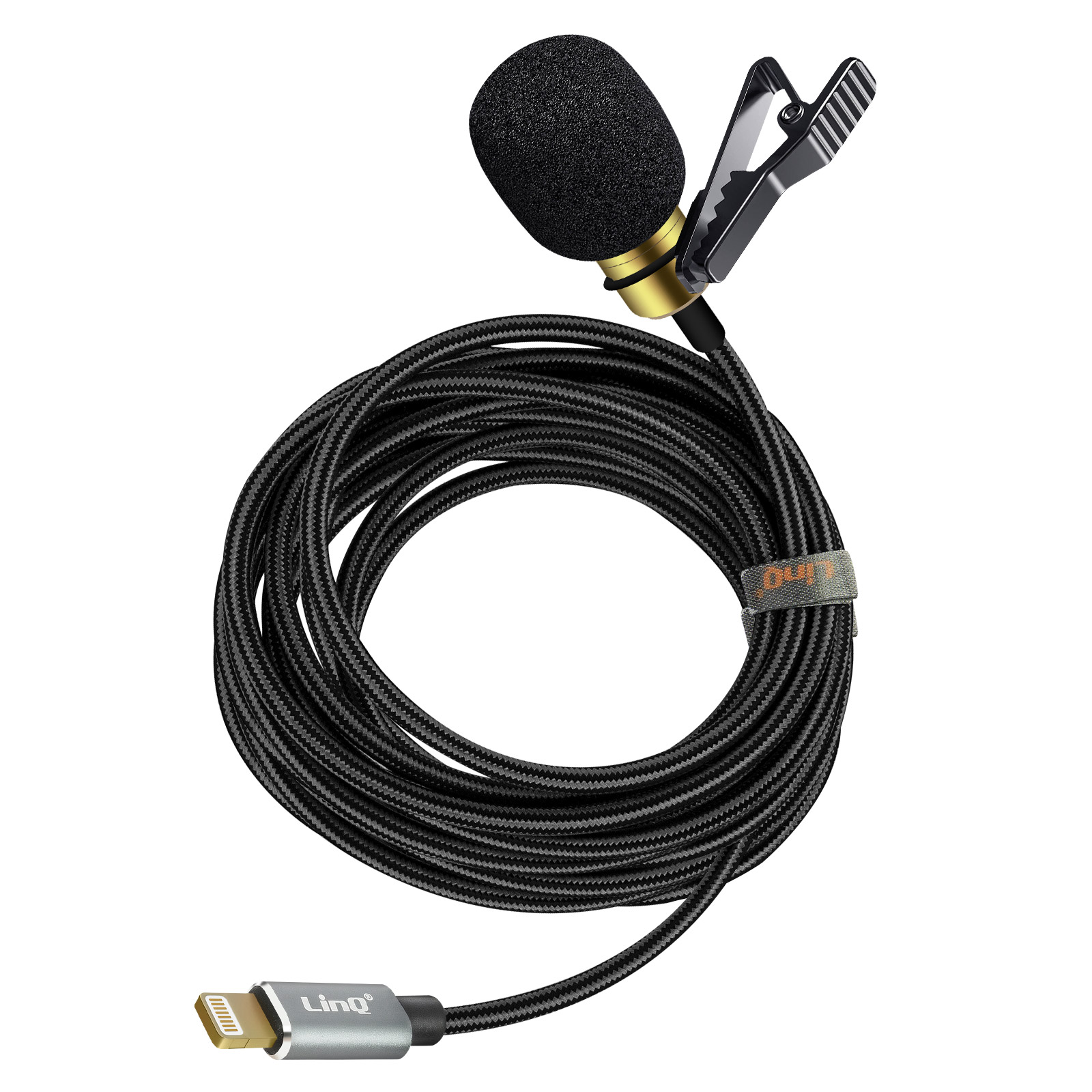 Un pequeño micrófono negro está conectado a un cable negro. El cable está enrollado. Al final hay un conector plateado.