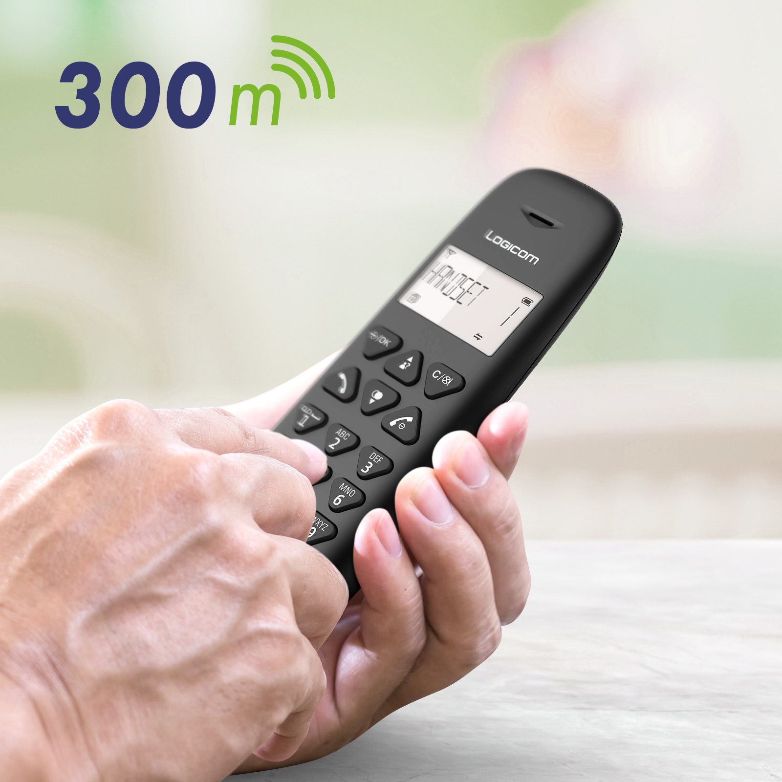Mano che tiene un telefono cordless LogiCom nero. Mostra 'HANDSET' e pulsanti. Onde verdi e testo '300m' sopra.
