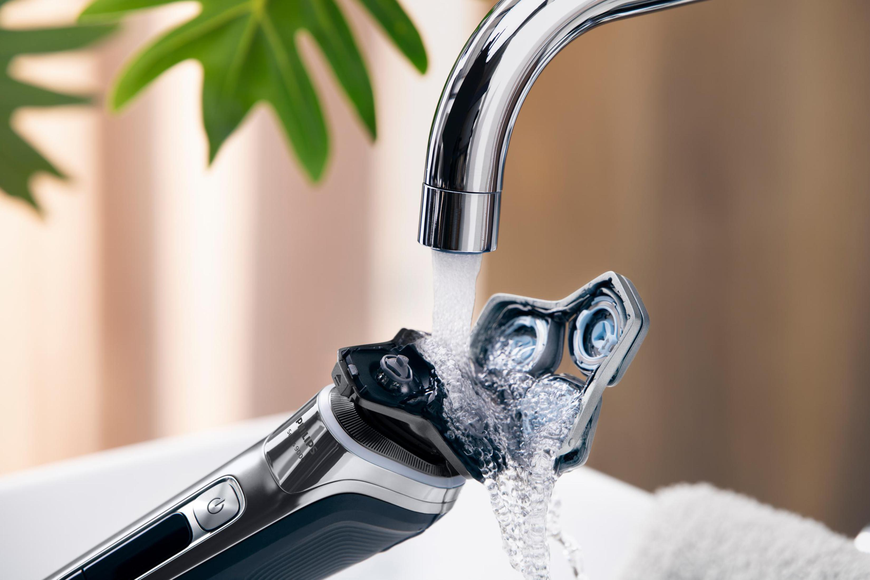 Golarka elektryczna pod bieżącą wodą, z otwartą głowicą golącą.