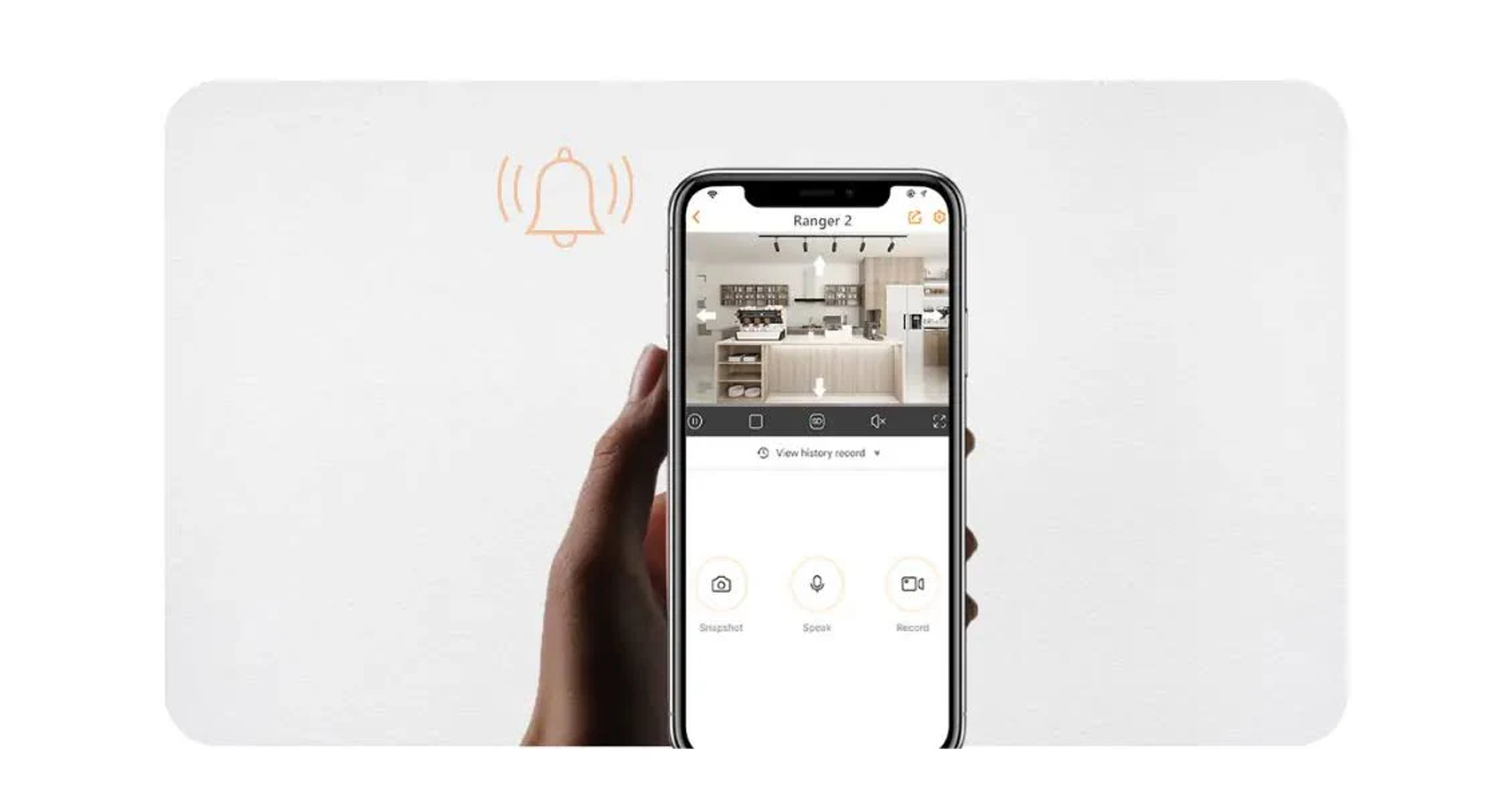 Mano che tiene il telefono. Il telefono mostra l'interfaccia dell'app fotocamera. Icona della campana.