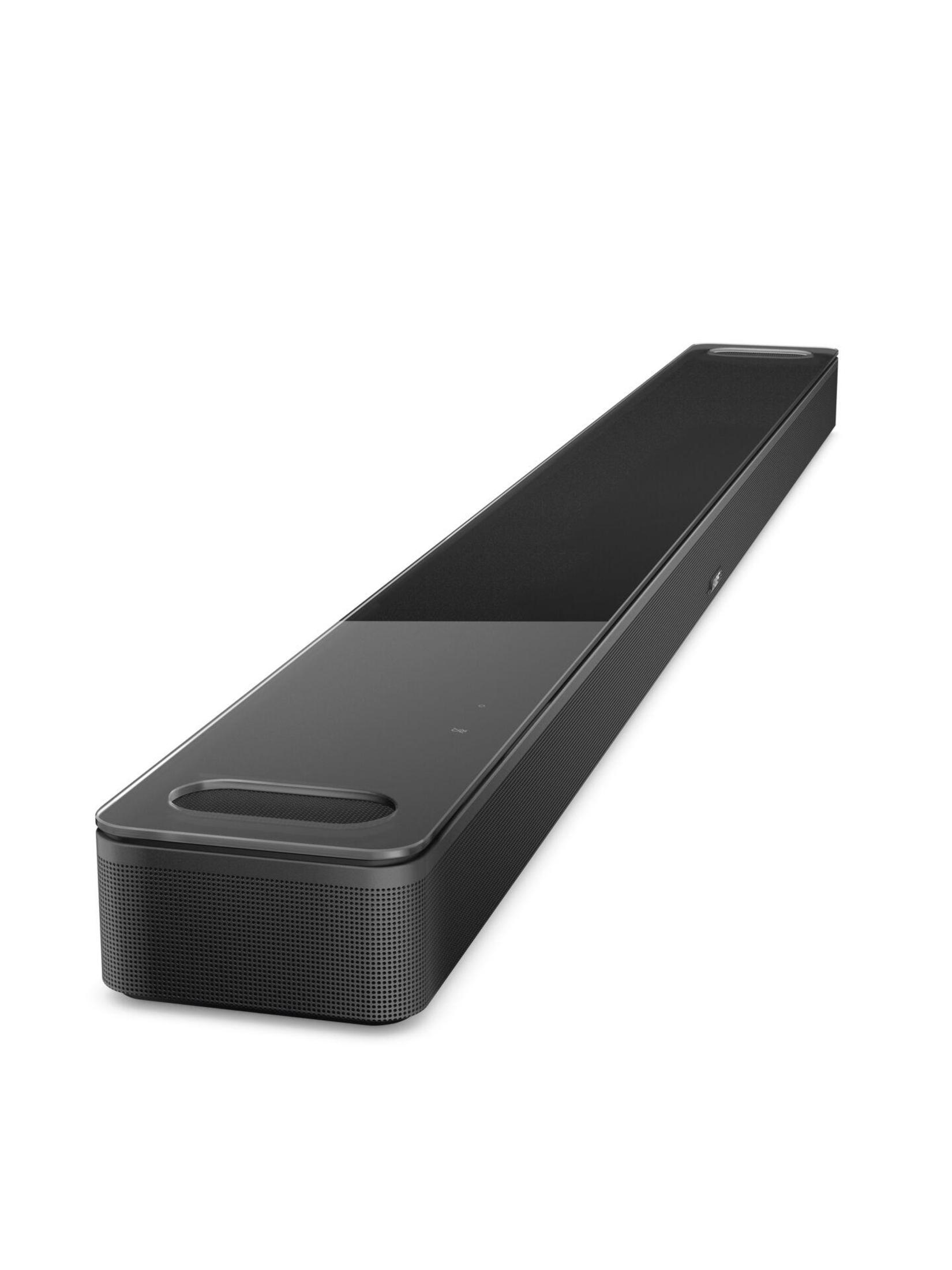 Schwarze Soundbar auf weißem Hintergrund. Rechteckig, mit Griffaussparung.