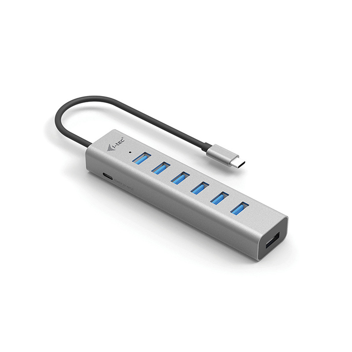 Hub USB argento con 7 porte USB blu e cavo nero con connettore USB-C. Sfondo bianco.