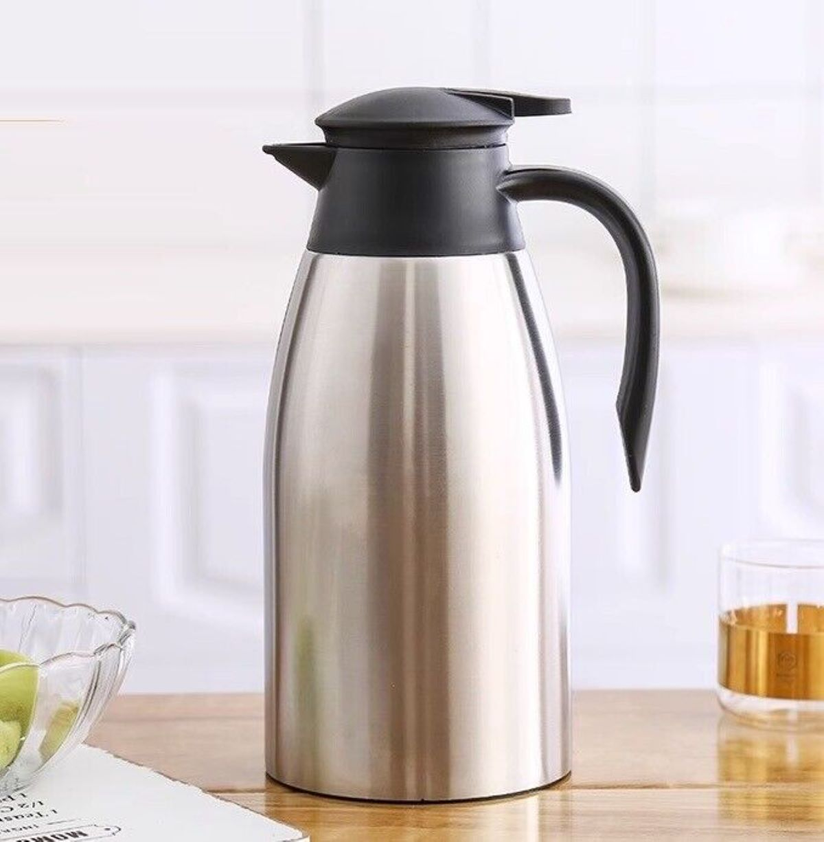 Thermokaraffe aus Edelstahl mit schwarzem Deckel und Griff.