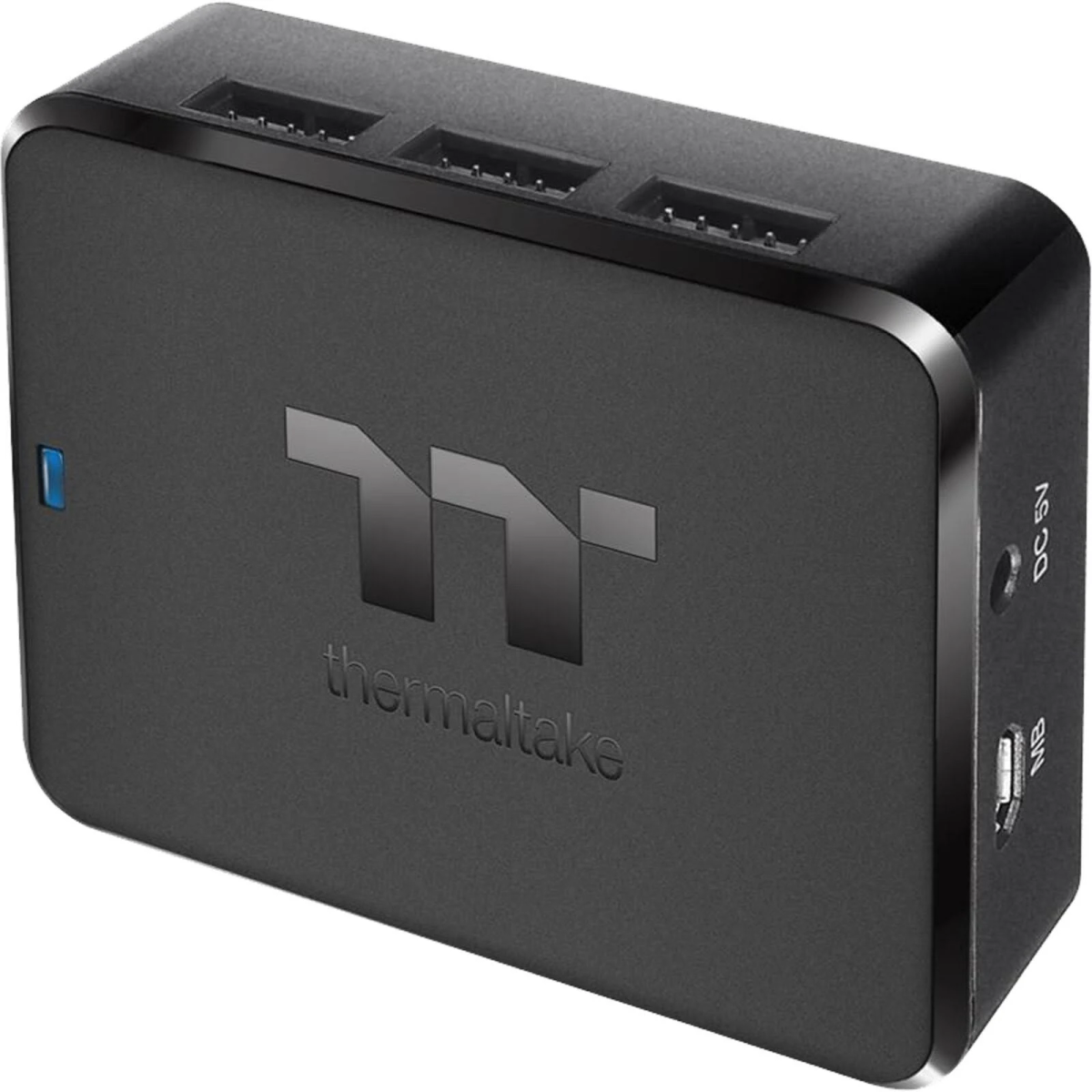Schwarzer USB-Hub mit drei Anschlüssen, beschriftet mit 'thermaltake'. Es hat einen DC 5V-Anschluss und einen MB-Anschluss.