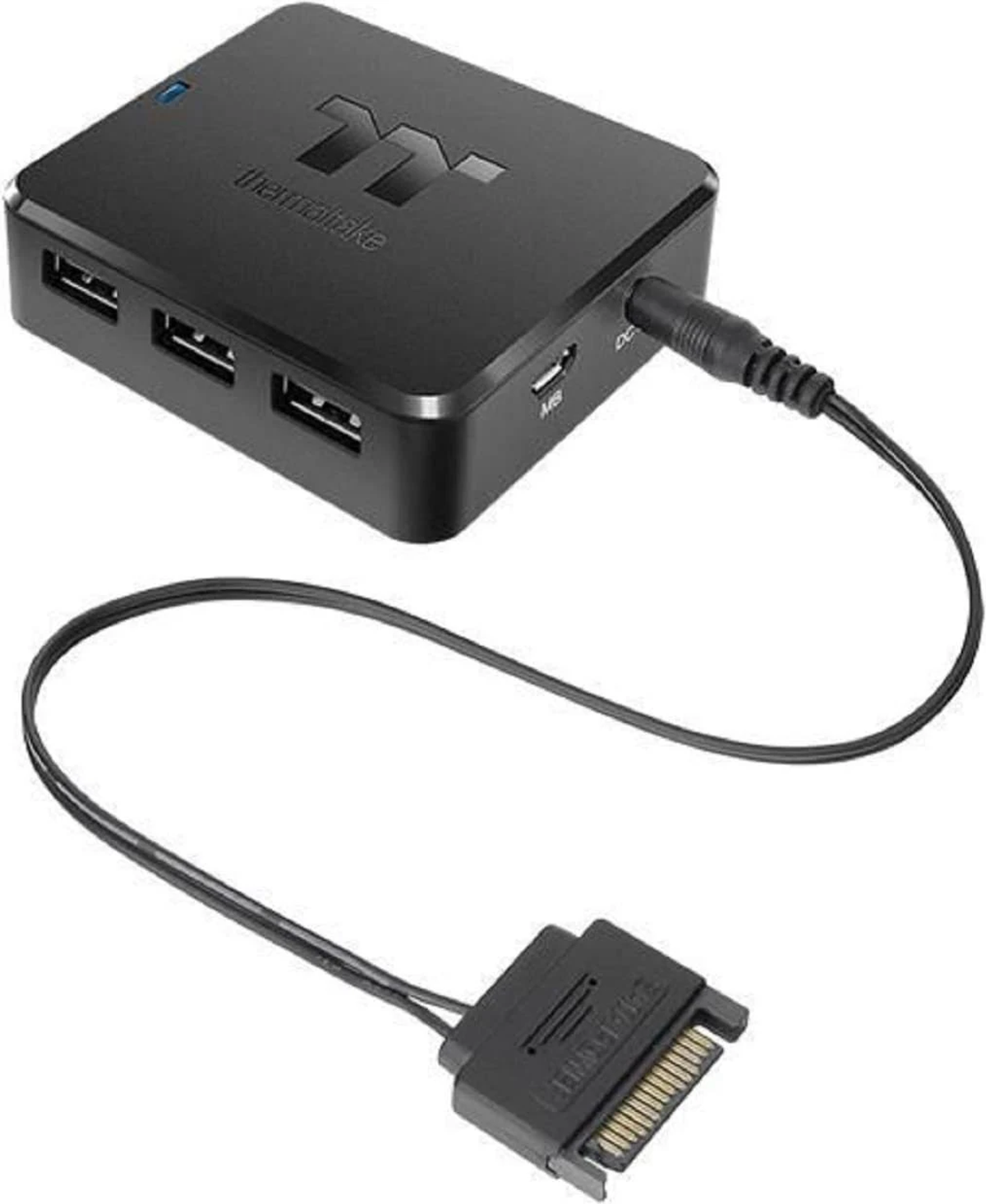 Ein schwarzer USB-Hub mit mehreren Anschlüssen und Kabel, ein SATA-Anschluss ist sichtbar.