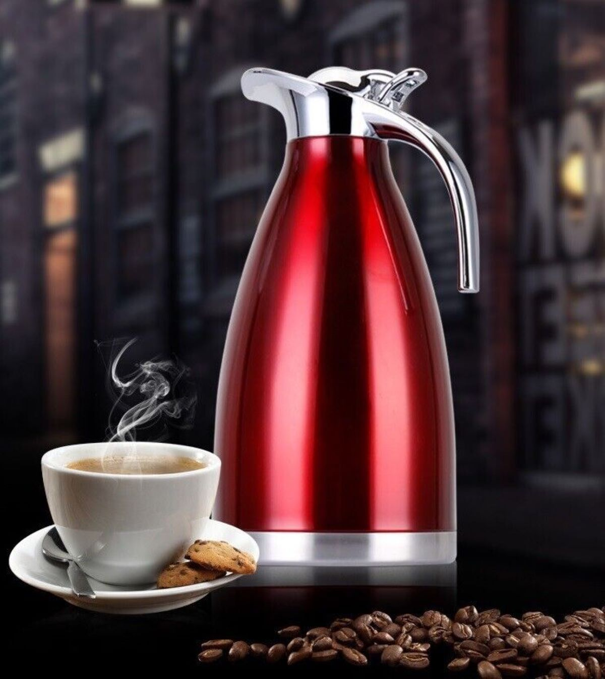 Eine rote Thermoskanne neben einer Kaffeetasse, Untertasse und zwei Keksen. Kaffeebohnen sind auf dem Tisch verstreut.