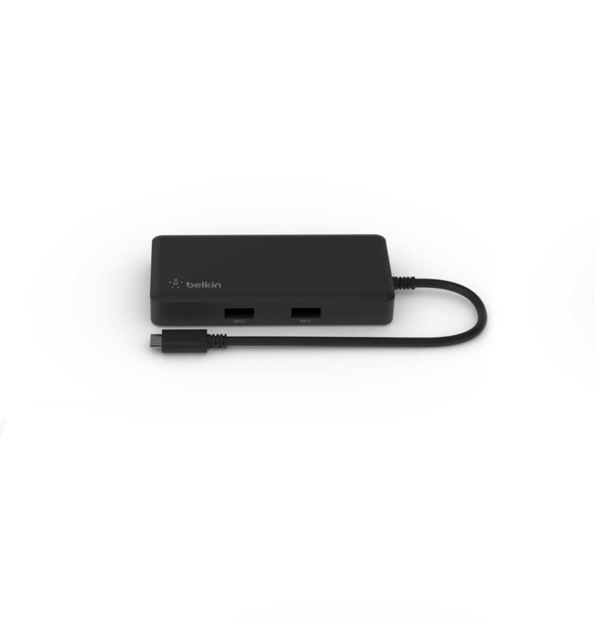 Een zwarte Belkin USB-hub met twee USB-poorten en een USB-C-connector. De achtergrond is wit.