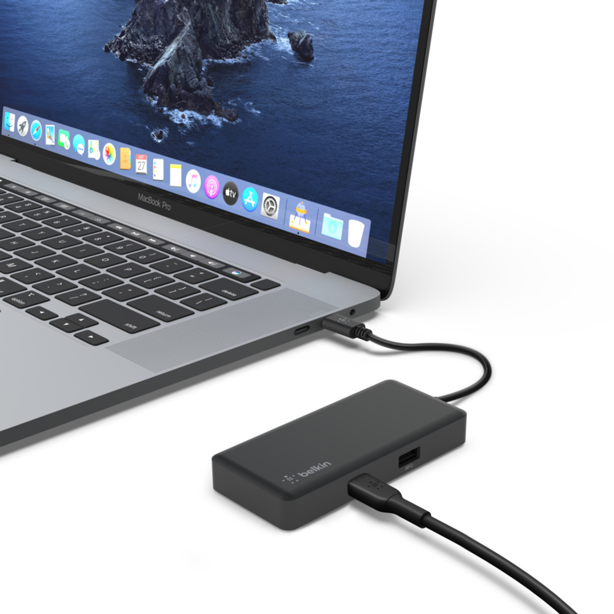 Laptop met een Belkin-hub aangesloten. De hub is zwart en de kabel is aangesloten op de laptop.