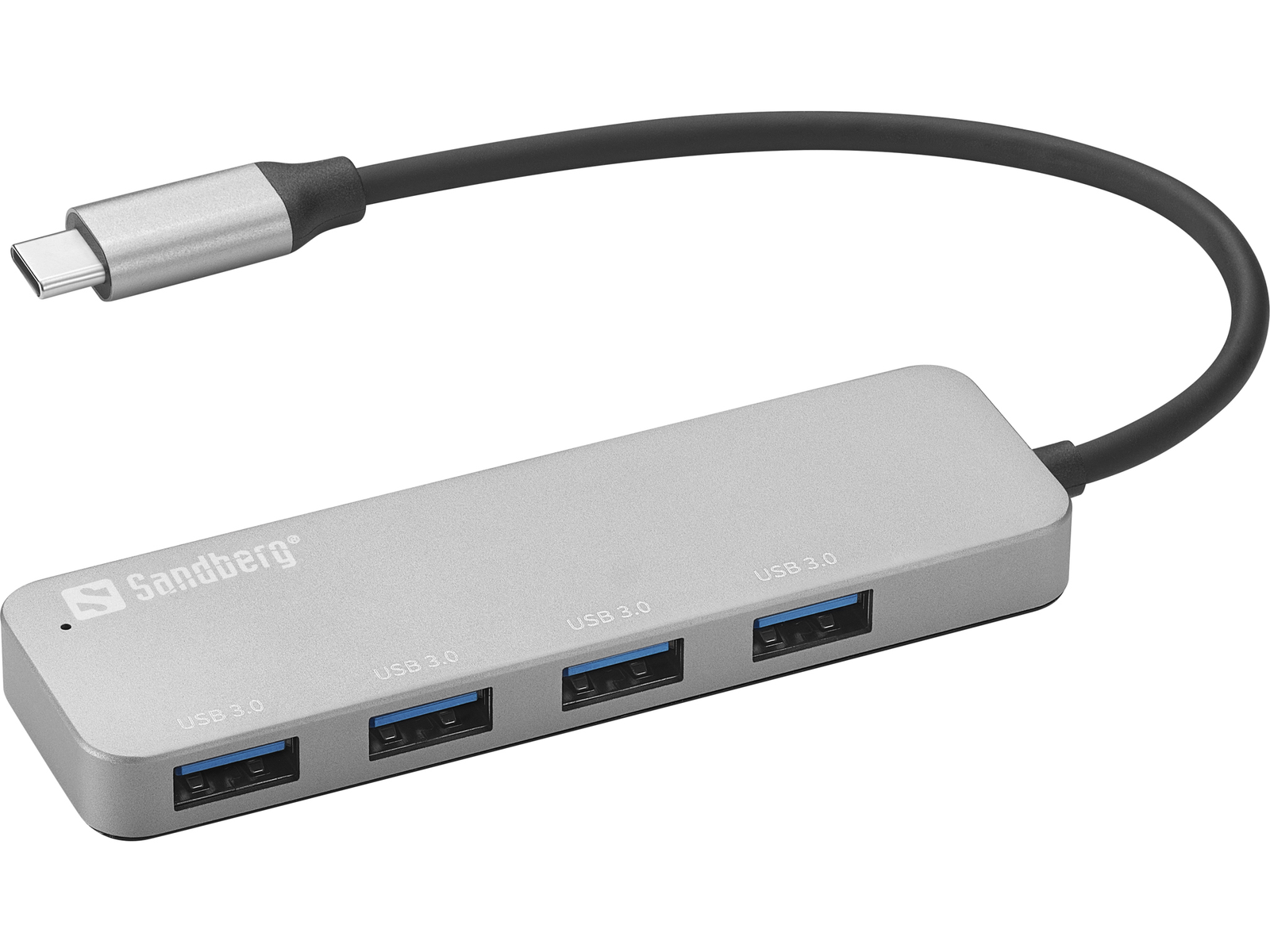 Un hub USB Sandberg argentato con quattro porte USB 3.0 e un connettore USB-C. Lo sfondo è bianco.
