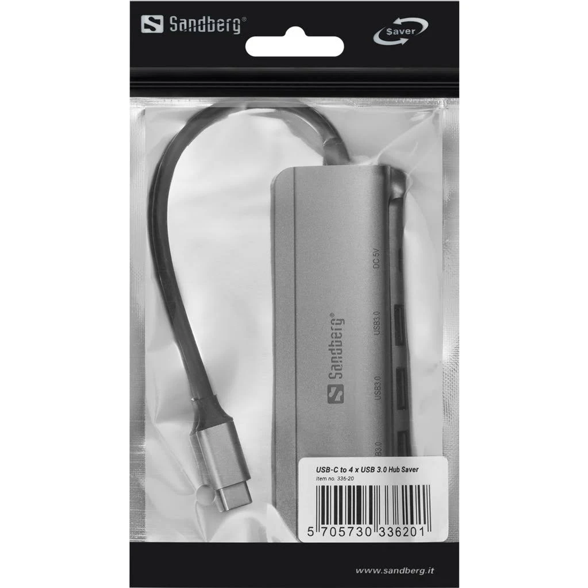 Hub USB-C in una confezione di plastica. Ha un corpo argentato e più porte USB, con un cavo nero.
