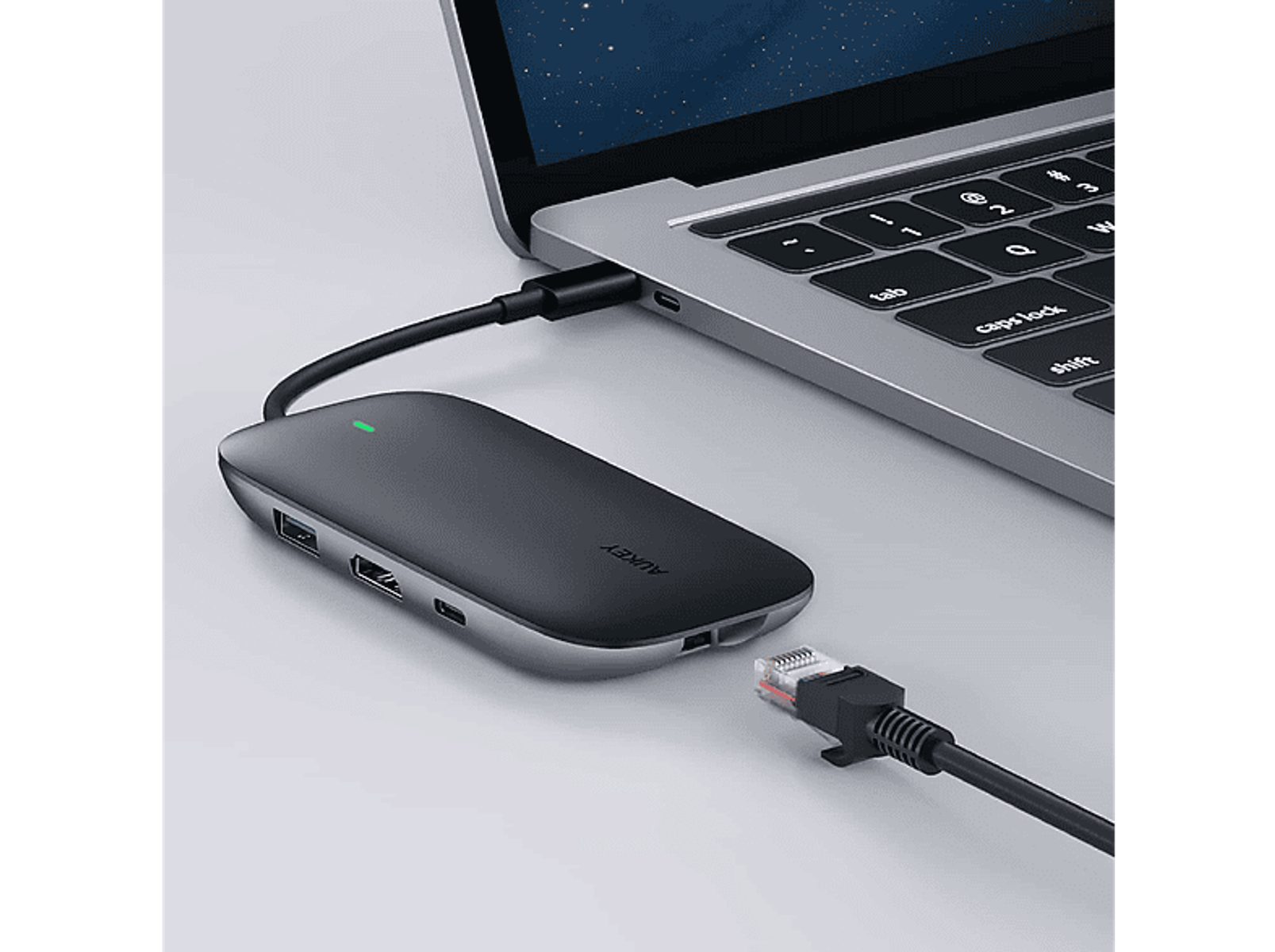 Ein Laptop ist über USB-C mit einem Hub verbunden. Ein Ethernet-Kabel ist mit dem Hub verbunden.