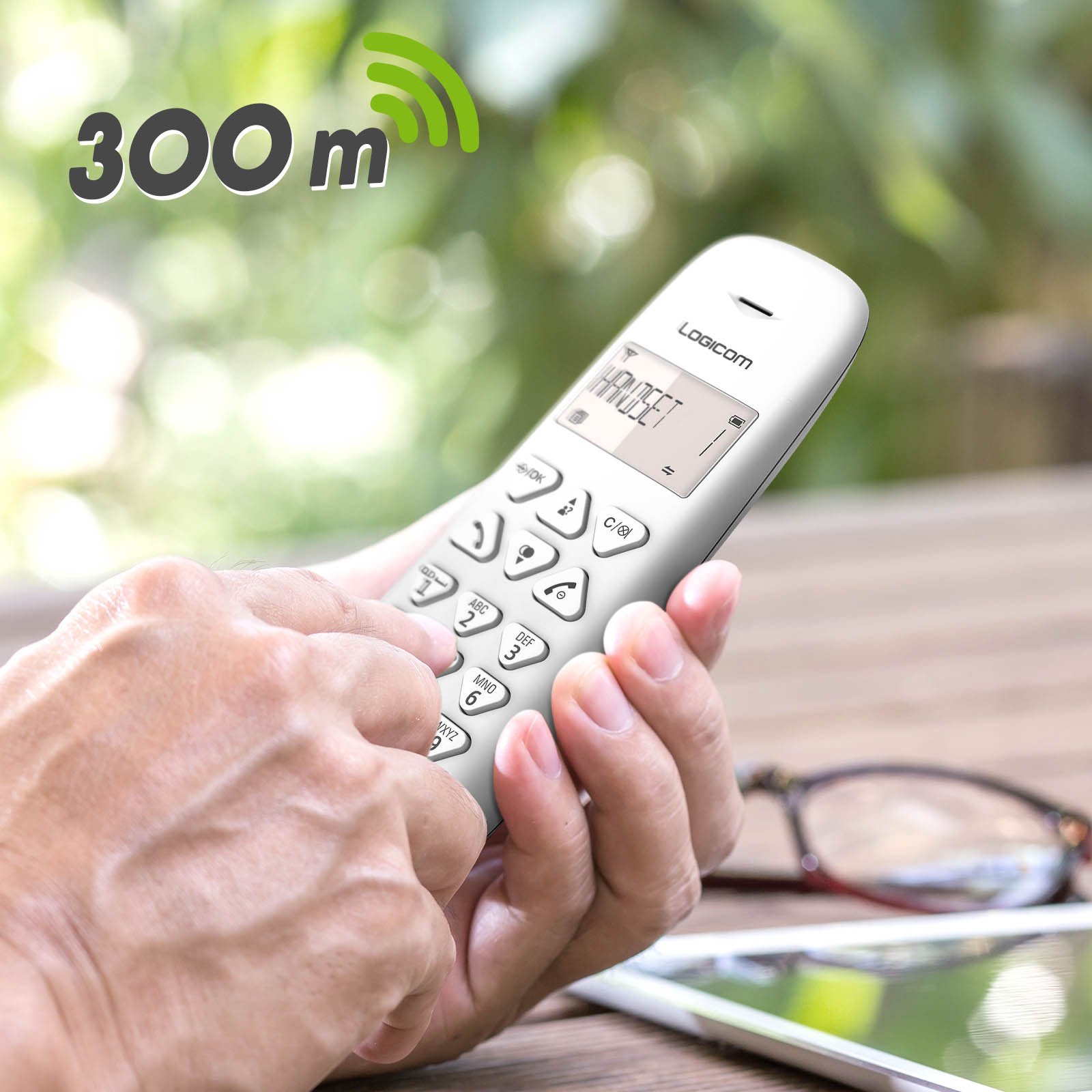 Weißes schnurloses Telefon, Person hält es, grünes WLAN-Signal.