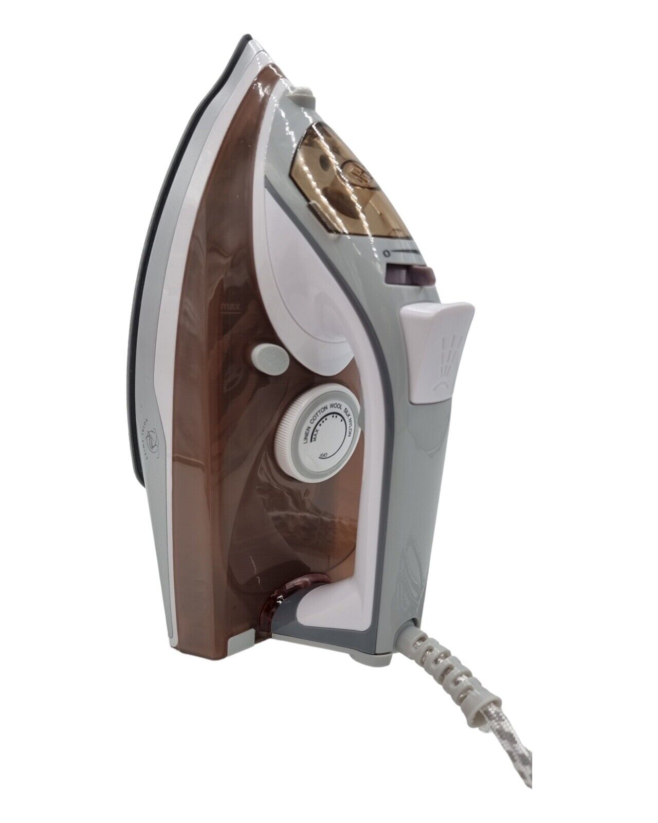Bügeleisen, braun und weiß, mit Drehknopf und Kabel, auf weißem Grund.