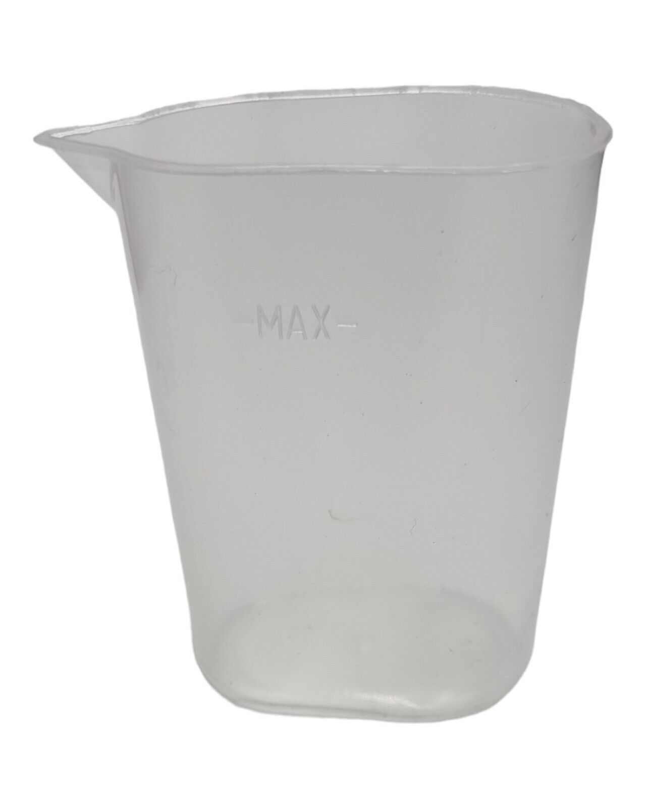 Ein klarer Messbecher mit MAX-Markierungen an der Seite.